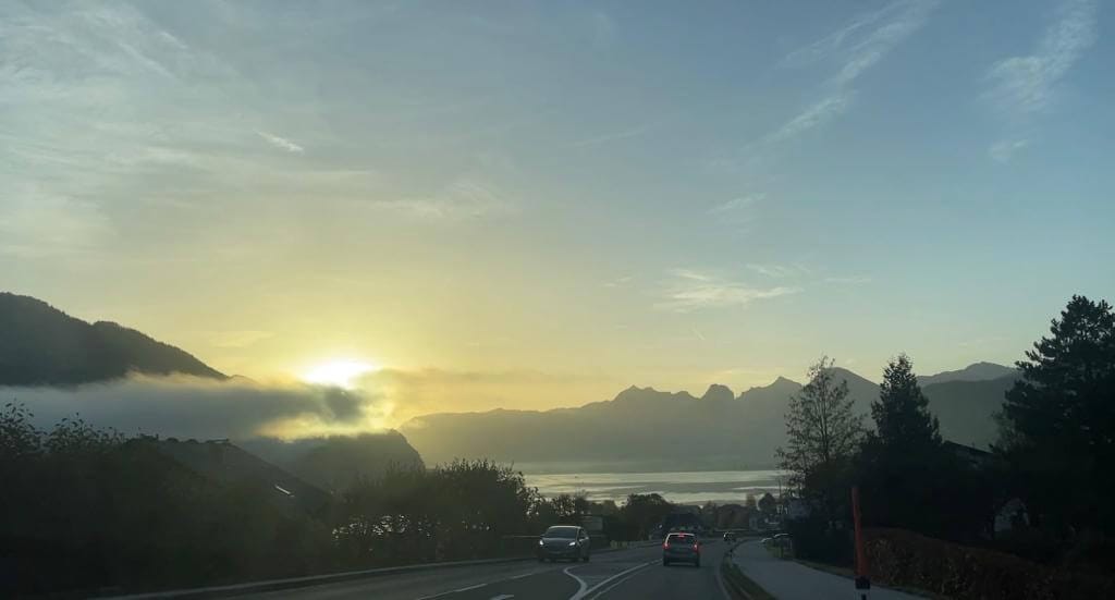 奧地利湖區的路上都會不期而遇很大片的湖景與山景，真的是會讓人讚嘆出來