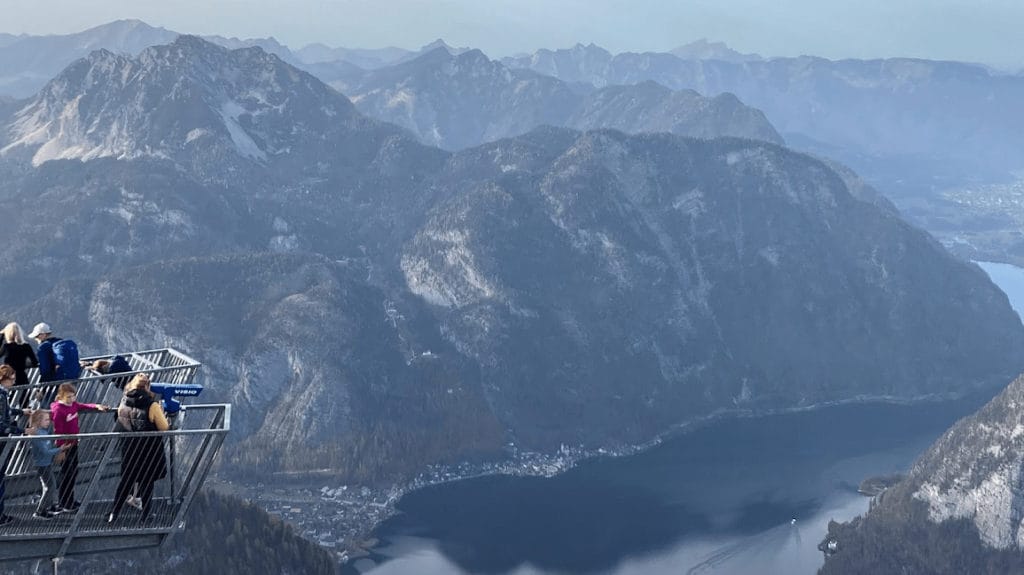 從五指山觀景台可以從高處俯瞰欣賞哈修塔特湖