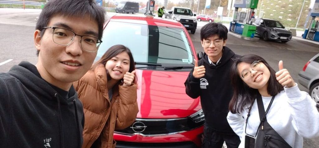 歐洲自駕分享內容包含：rentalcars.com (租車網站) 租借過程與方法、實際抵達租車店 Fox 的經驗分享、保險與方案推薦