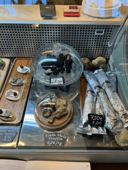 店裡有素食牛肉鮭魚湯，附餐是自己拿取的麵包跟沾醬