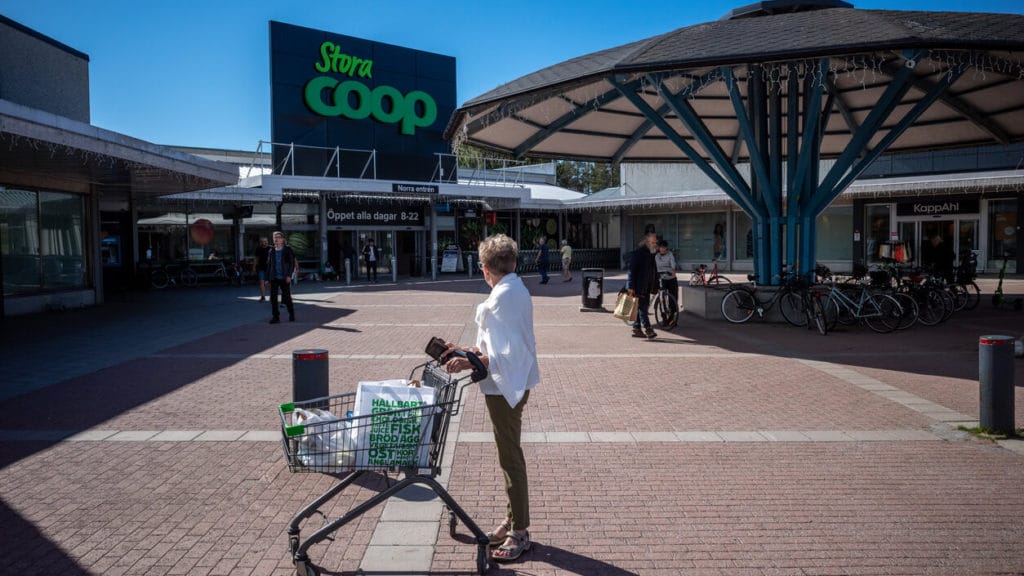 總共有 800 多家門市。規模上分成 Coop 和 Stora Coop