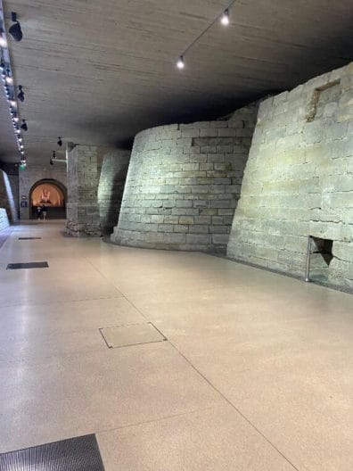 著名的藝術品包含鎮館三寶中的米洛的維納斯 (展廳345)、歐弗洛尼奧斯陶瓶 (展廳651)