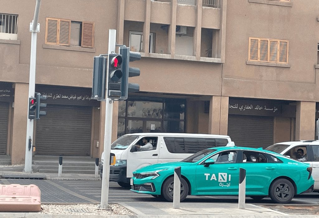 利雅德 除了青色 Taxi, Bolt 和 Uber 在當地也能用，不過這裡的 Uber 有一個很特別的功能，那就是「共乘」