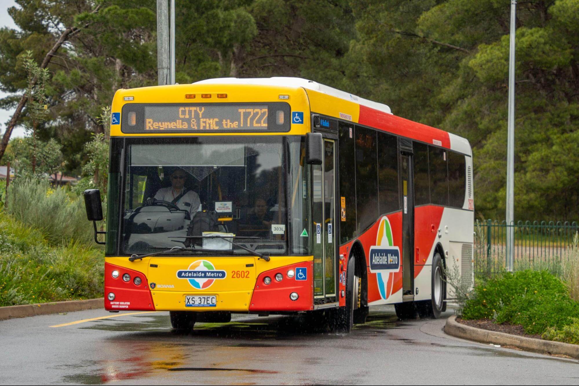 阿德雷德的公車系統由 Adelaide Metro 運營，是當地最主要的公共交通工具之一。該系統覆蓋了市區、郊區以及附近地區